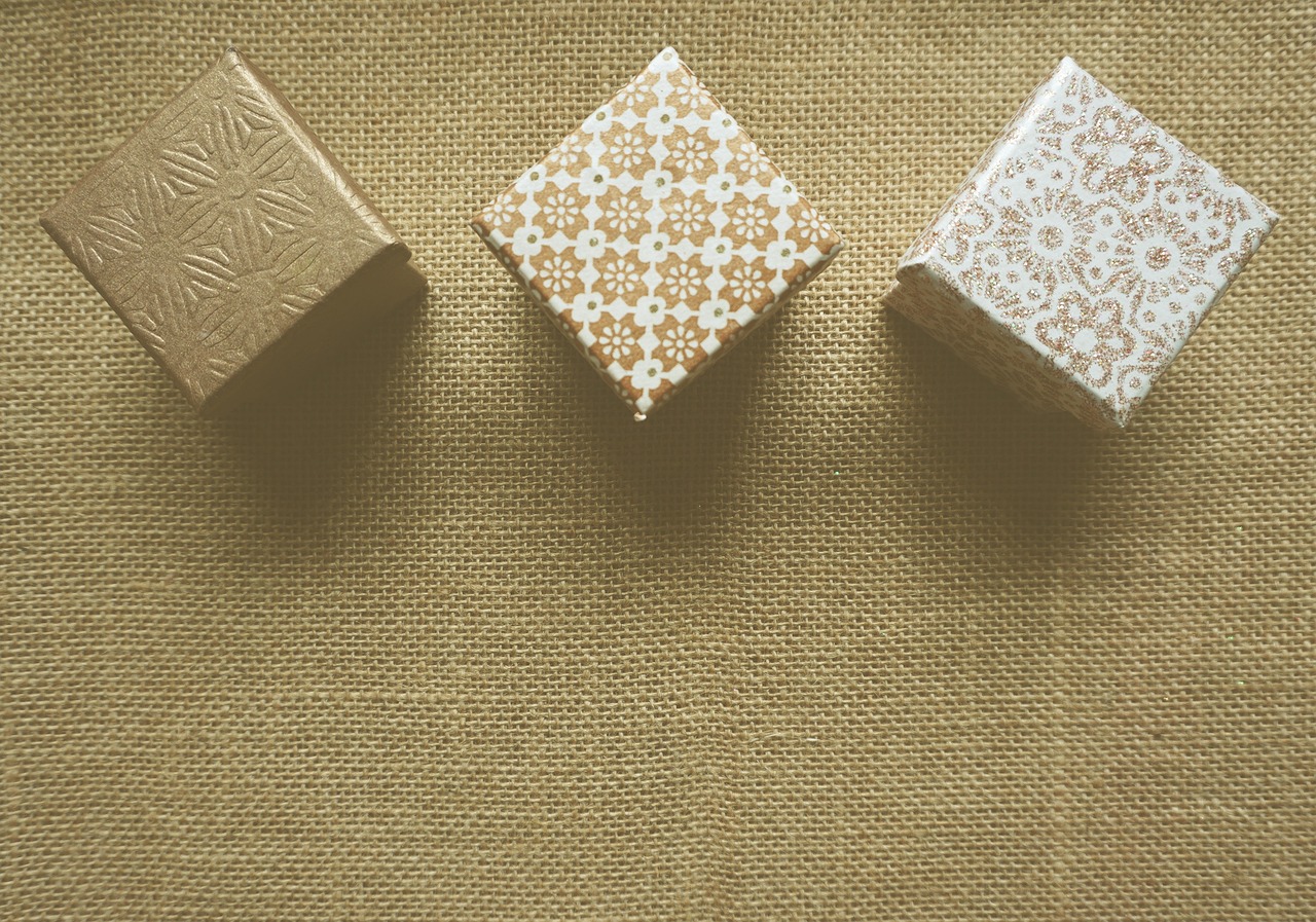 10 Fun and Simple Holiday Gift Wrap Ideas